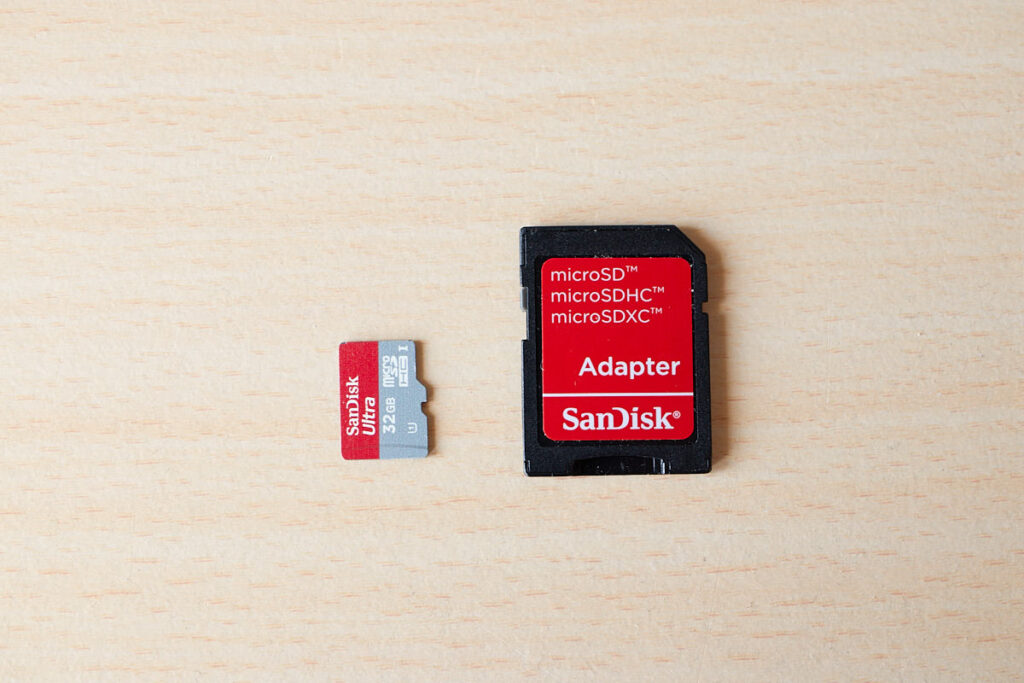 micro SDカードとSDカードアダプタ