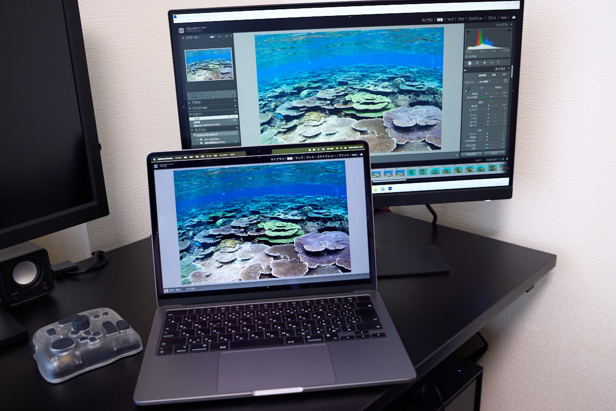 MacBookと22インチモニタのサイズ比較